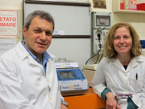 da sinistra Pierluigi, Strippoli thermal cycler for PCR (chain reaction of the polymerase) Dott.ssa Lorenza Vitale