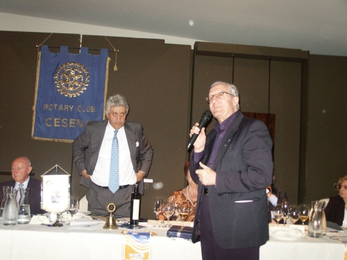 in piedi da sinistra, Maurizio Tortolone e don Piero Altieri