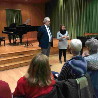 Il socio Giorgio Babbini con la prof.ssa Laura Pistolesi che introducono la serata