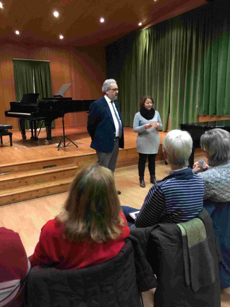 Il socio Giorgio Babbini con la prof.ssa Laura Pistolesi che introducono la serata