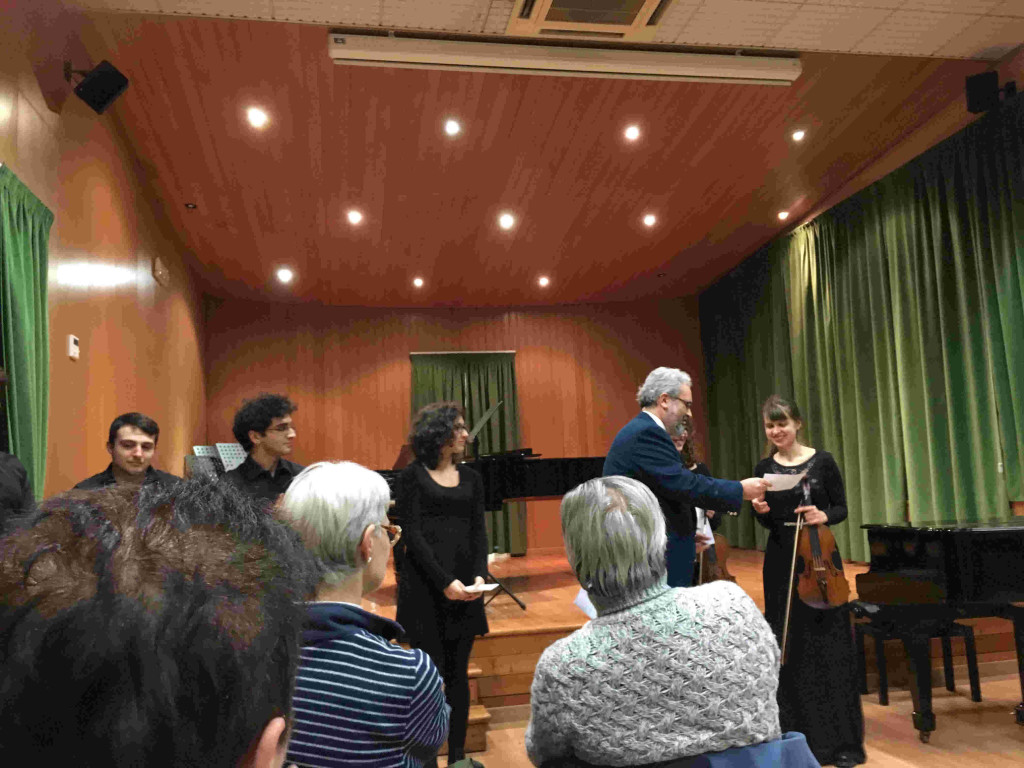 Giorgio Babbini mentre consegna il premio a Elisa Maria Mannucci