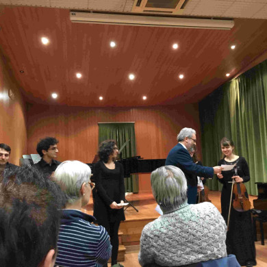 Giorgio Babbini mentre consegna il premio a Elisa Maria Mannucci