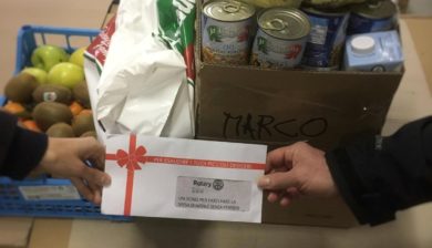 Banco di solidarietà. Il dono del Rotary accompagna il classico pacco che il volontariato Marco consegna